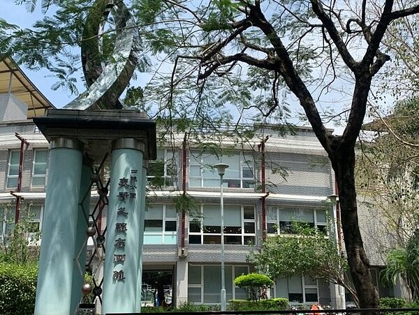 板橋區朝陽里的四維公園，可見里民們悠閒地漫步在公園休憩。圖／郭思妏攝