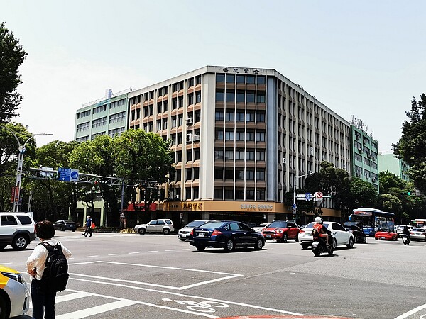 敦煌書局也引進英文書籍。圖/台北市工務局提供