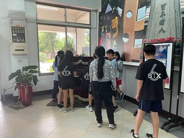 社子國小在穿堂間有鋼琴能讓學生彈奏，鼓勵學生能多接觸樂器。（林庭蕷攝）