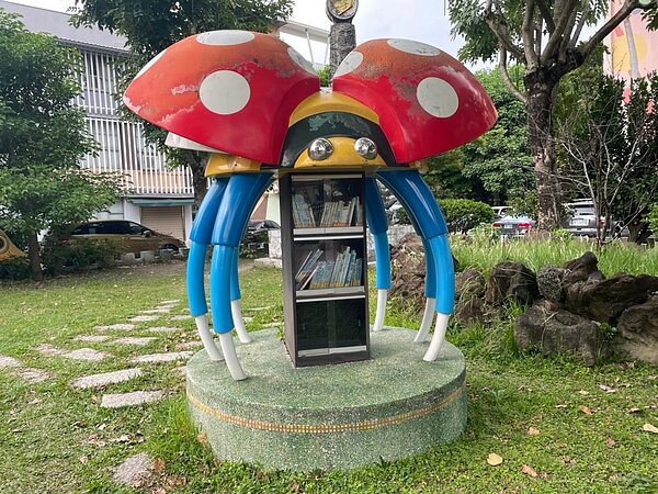 校園多處設有裝置藝術與漂書站，讓孩童能時時刻刻閱讀。（林庭蕷攝）