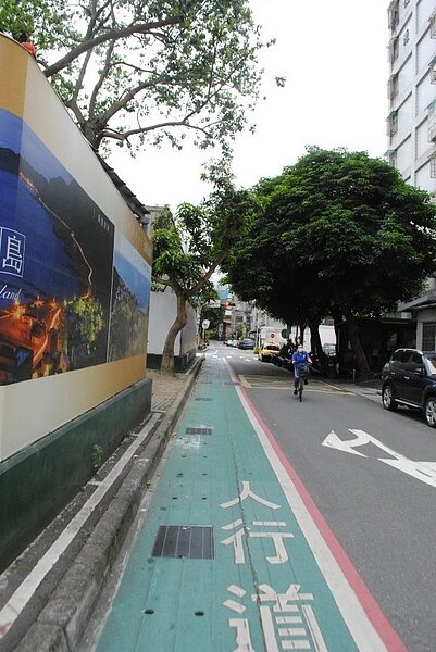 林坤信為銀髮族福祉，劃設多條人行道。張愷丰/攝