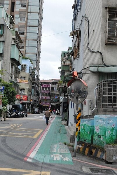 林坤信為銀髮族福祉，劃設多條人行道。張愷丰/攝