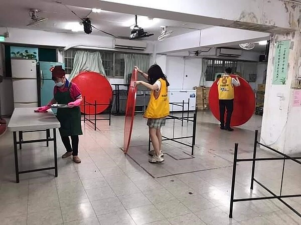 永慶房屋加入友善服務,鄰里互助的行列。圖/劉達貴攝