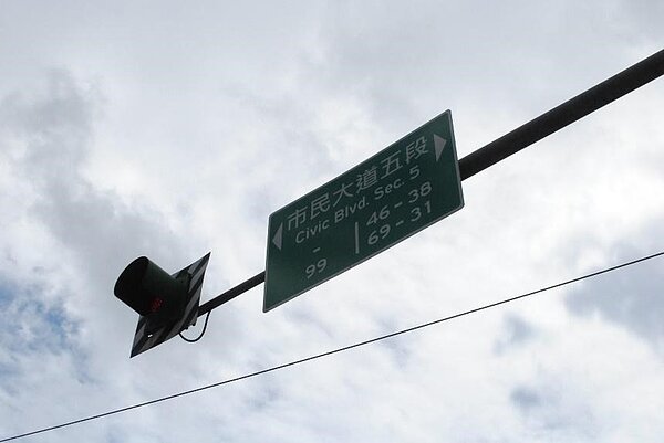 透過裝設閃紅燈，降低肇事率。張愷丰/攝