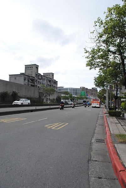 里界的市民大道五段路口處，常有車禍發生。張愷丰/攝