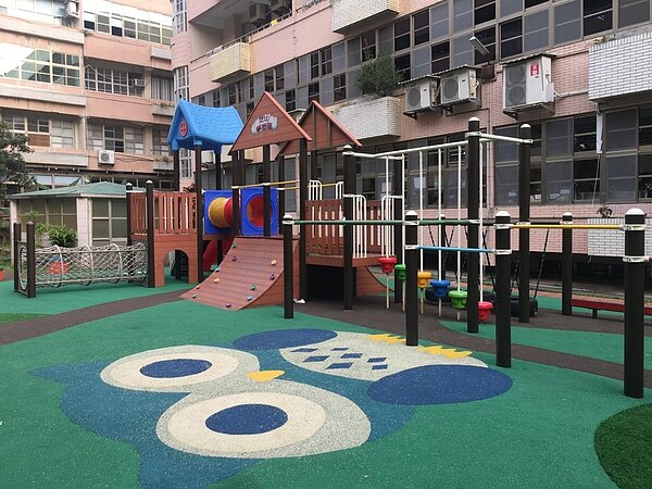 芝山國小的共融式遊戲場，也有設置讓特教生能使用的器材。（攝自周佳蓉）