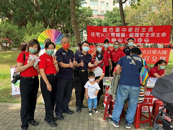 中市捐血站宣導防火，熱血挽袖贈住宅火災警報器。圖／台中市消防局提供