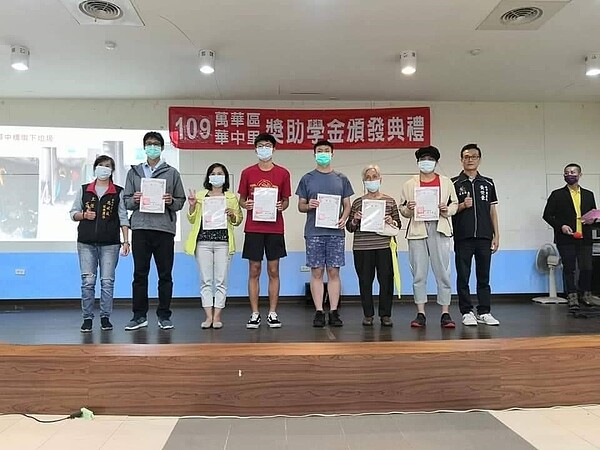 頒發清寒獎助學金。圖/小珍攝