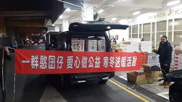 寒冬送暖,愛心無時差。圖/小珍攝