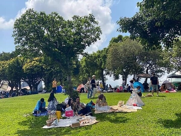 華中橋下露營客,帶來的垃圾量可觀。圖/小珍攝