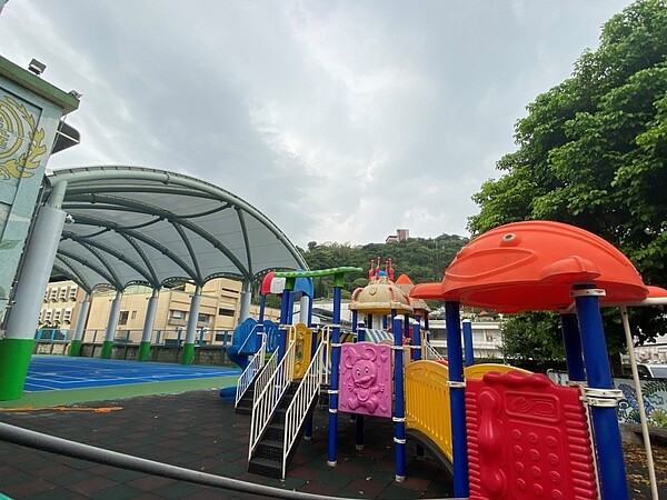 藍色地板的區域為即將完工的雨天活動場地。(圖/柯彤陵攝)