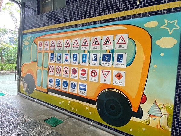 學校仍保留符合幼兒園的布置。(圖/柯彤陵攝)