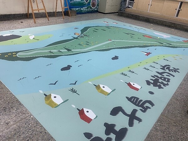 「社子島的家」教室內地板印有非常大張的社子島地圖。(攝/陳怡璇)