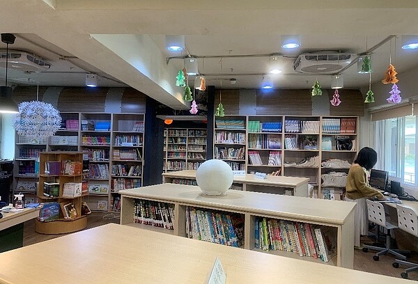 「社子島智慧圖書館」目前藏書將近10萬本,提供師生一個寬敞明亮與資源豐富的讀書環境。(攝/陳怡璇)