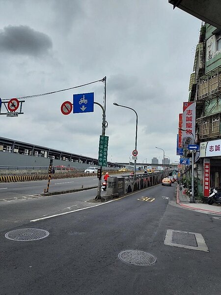 鄰近華中橋邊的果菜市場,環境費心清掃。圖/夏曉山攝