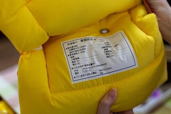 頭套內層可讓學生填寫基本的防災資料。(攝/郭振浩)
