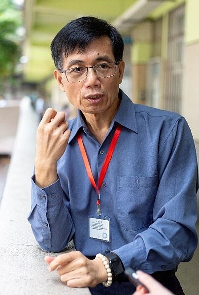 現任職葫蘆國小、曾擔任多所國小校長的蔡新淵,認為葫蘆國小有著獨特的校風。(攝/郭振浩)