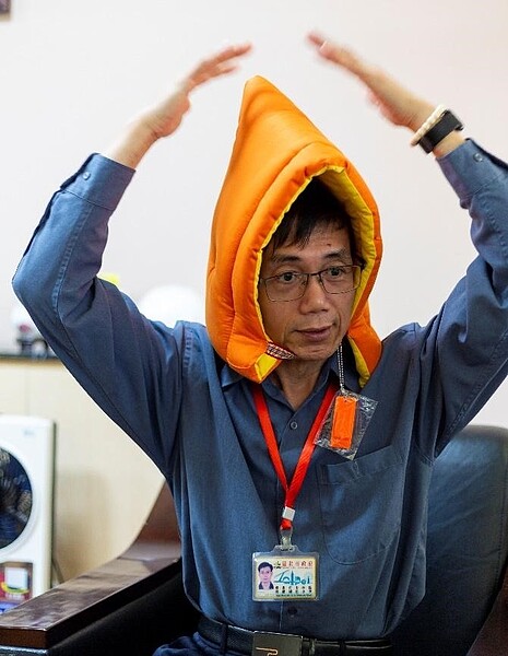 蔡新淵示範家長會提供給學童的頭部防護套。(攝/郭振浩)