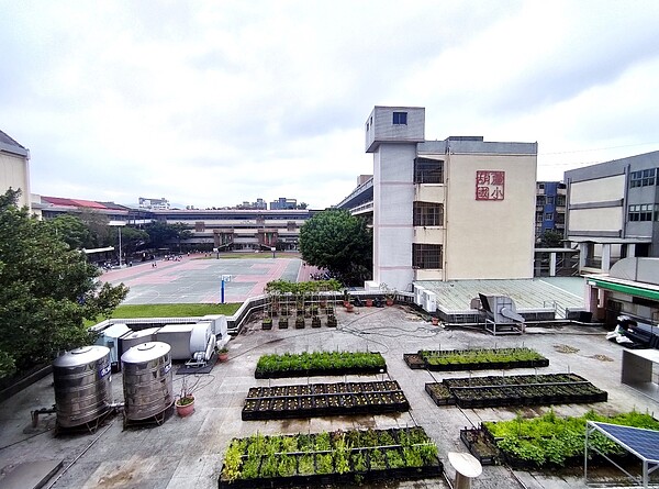 葫蘆國小校園景，200公尺操場是學生主要的課間活動空間。（攝／郭振浩）