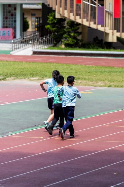 利用下課進行競走訓練的葫蘆國小學生。（攝／郭振浩）