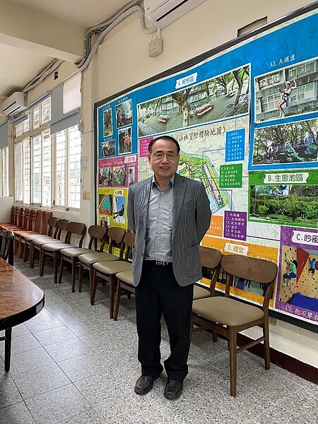 張育成校長期許孩子在多元開放的學習空間中盡情探索。(圖/李慕琦攝)