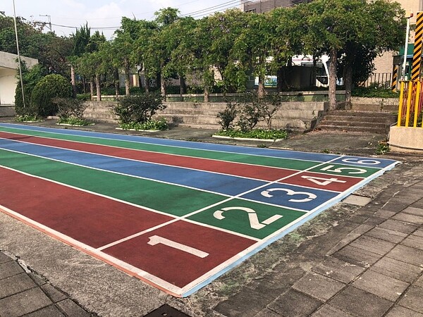 整修後的陽明山國小操場(攝自林思函)