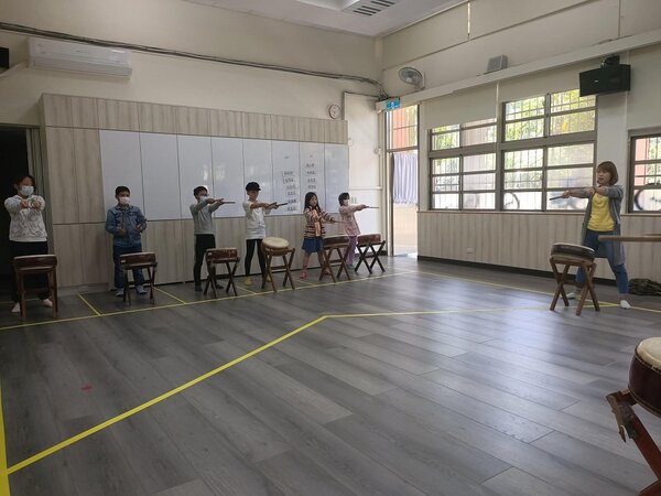 鼓社老師帶著同學們練習打鼓。（圖/林妏庭攝）
