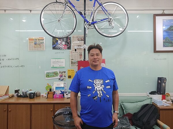 校長施春明倡導以「體驗式教學」，讓孩子從中找到學習的「快樂」與「自信」，達到有成效的學習。（圖/林妏庭攝）
