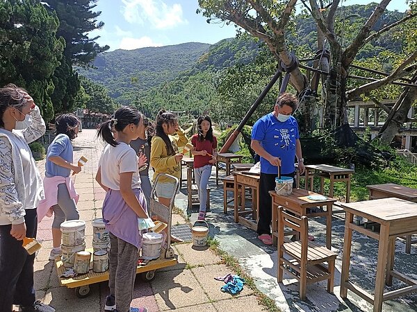 校長施春明親自帶領小朋友學習塗油漆。（圖/林妏庭攝）