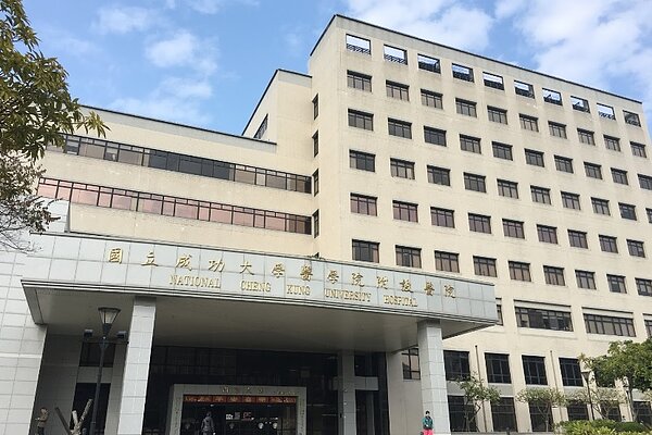 5月4日起,台南市恢復進入各醫院攜帶健保卡進行實名聯制。圖為成大附設醫院/翻攝Google Maps