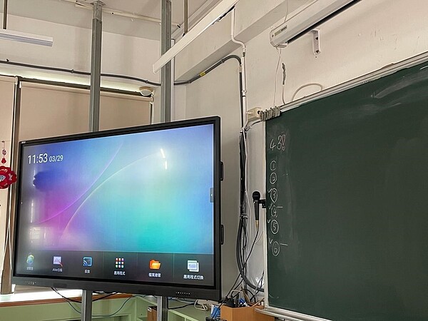 每間教室都有一台86吋的大電視,方便學生學習。(圖/劉佩婷攝)