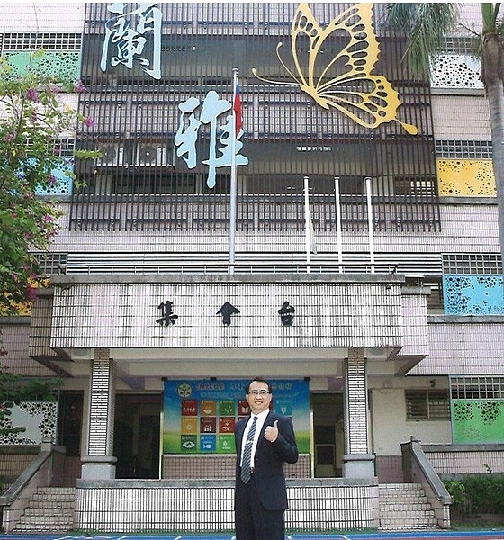 蘭雅國小校長李之法於操場集會台與「蘭雅」合影。(圖/校長提供)