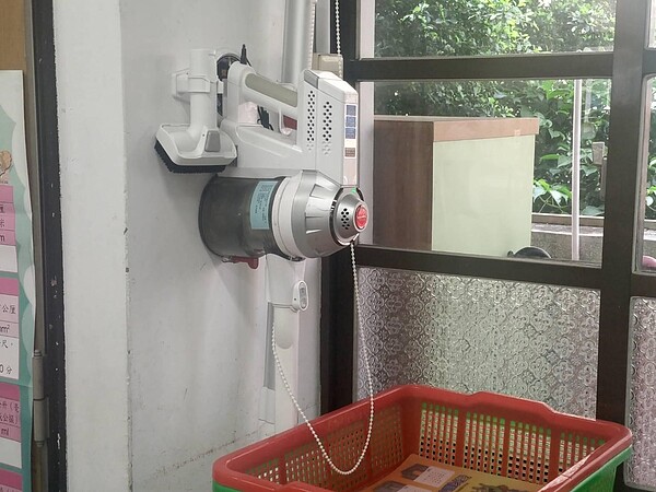 教室的吊掛式吸塵器。(圖/校長提供)