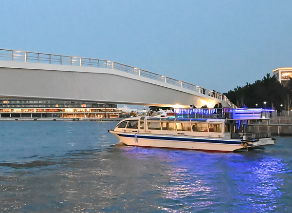 日本橫濱新造的「女神橋」高度不足,已至於觀光客船難以通過。圖擷取自FRIDAY DIGITAL