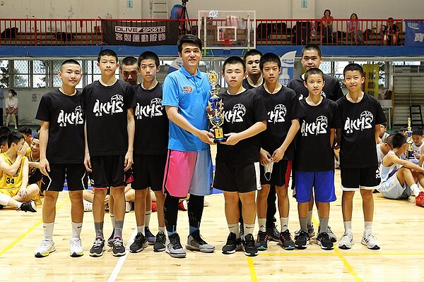 永慶房屋支持運動文化，大力贊助Will Power比賽，鼓勵每一位孩子勇敢追夢。圖為永慶房屋業務管理部協理謝志傑頒獎給獲勝隊伍／永慶房屋