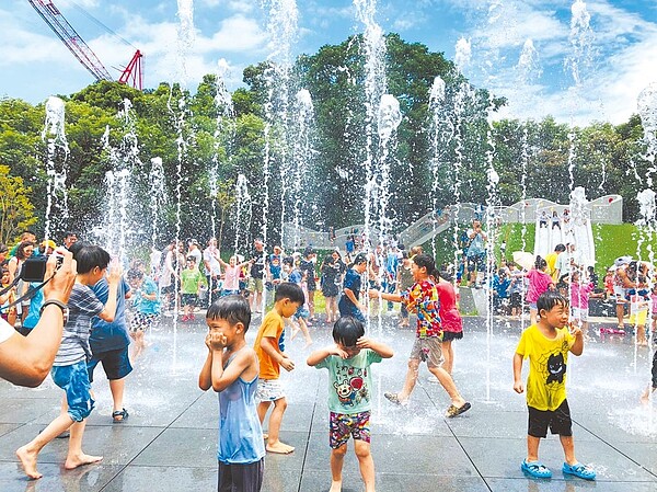 水情依舊嚴峻，土城斬龍山遺址文化公園戲水區域，入夏後暫不運作。（新北市文化局提供／許哲瑗新北傳真）