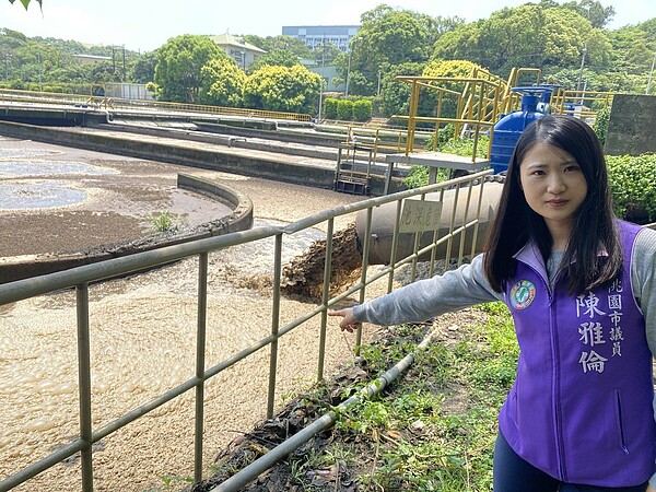 桃園市議員陳雅倫指龜山水資源回收中心超收水肥,溢出汙染附近河川和道路,民眾苦不堪言。圖/陳雅倫提供