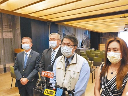 諾富特桃園機場飯店新冠肺炎群聚感染擴大，台南市長黃偉哲宣布，台南防疫工作即日起升級。（洪榮志攝）