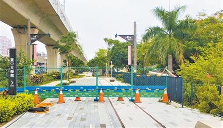 台中市綠空鐵道遭圍籬擋道，市府表示，因應施工安全暫封閉。（盧金足攝）