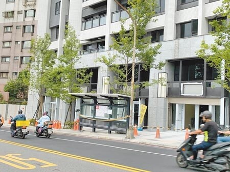 基隆市某建商為求方便，賄賂當地郭姓里長，支持改變公車候車亭位置。（陳彩玲攝）