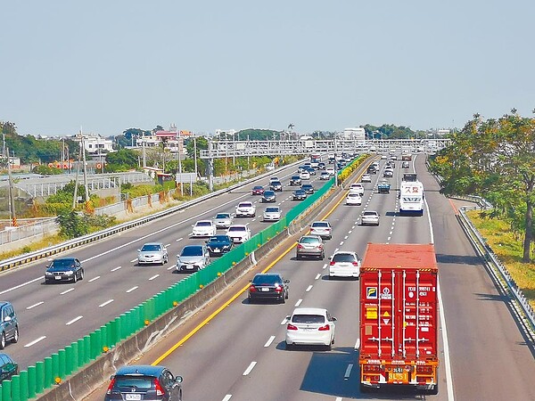 國道彰化到員林路段每逢假日一定紫爆，交通部預計將目前車道寬度縮減為3.5公尺，多畫一個車道。（吳建輝攝）