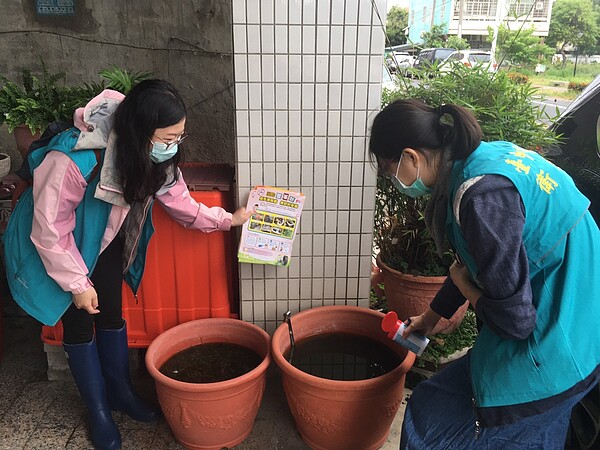 遵行「巡、倒、清、刷」滅孑4大招，適時整頓環境與清除積水容器，杜絕病媒蚊孳生。圖／台中市政府提供