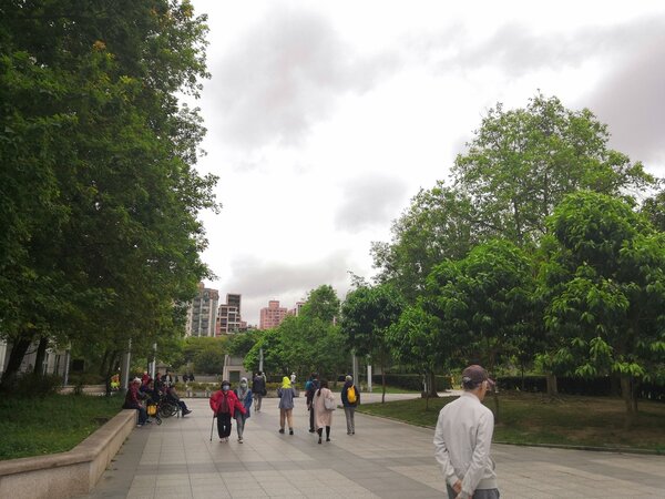 八二三紀念公園內有許多長輩在此散步休息。圖／吳佳燕