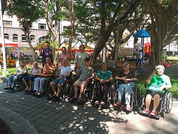 仁慈里有時也會在里內公園舉辦活動，長者們也都會熱情參與。圖／陳麒中提供