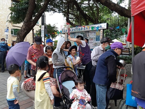 仁慈里會在里內公園舉辦免費園遊會活動，邀請里民共襄盛舉。圖／陳麒中提供