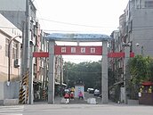 建設追追追／不捨！　居民揮淚告別湯山新村　改住現代大樓