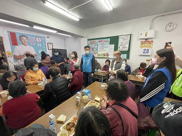 每月兩次的供餐活動，為銀髮族免費提供午餐。圖／里長提供