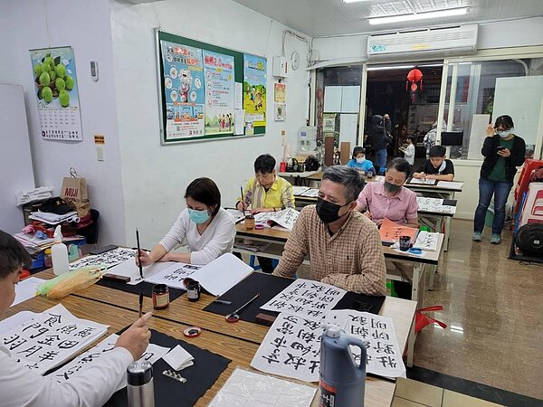 書法班開課，里民專注寫毛筆字。圖／里長提供