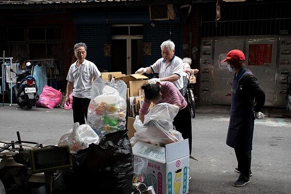 里民自主組成志工隊，負責里內的垃圾整理。圖／江翊柔攝