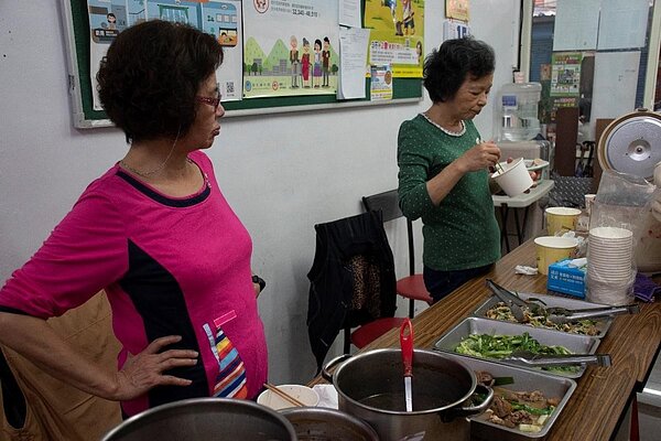 志工隊工作後在里辦公室享用午餐。圖／江翊柔攝